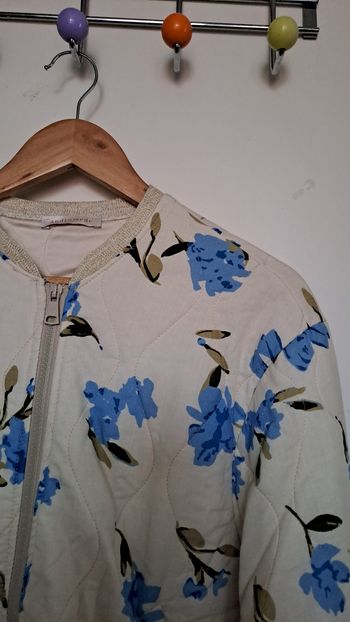 Veste à fleurs matelassée bleu