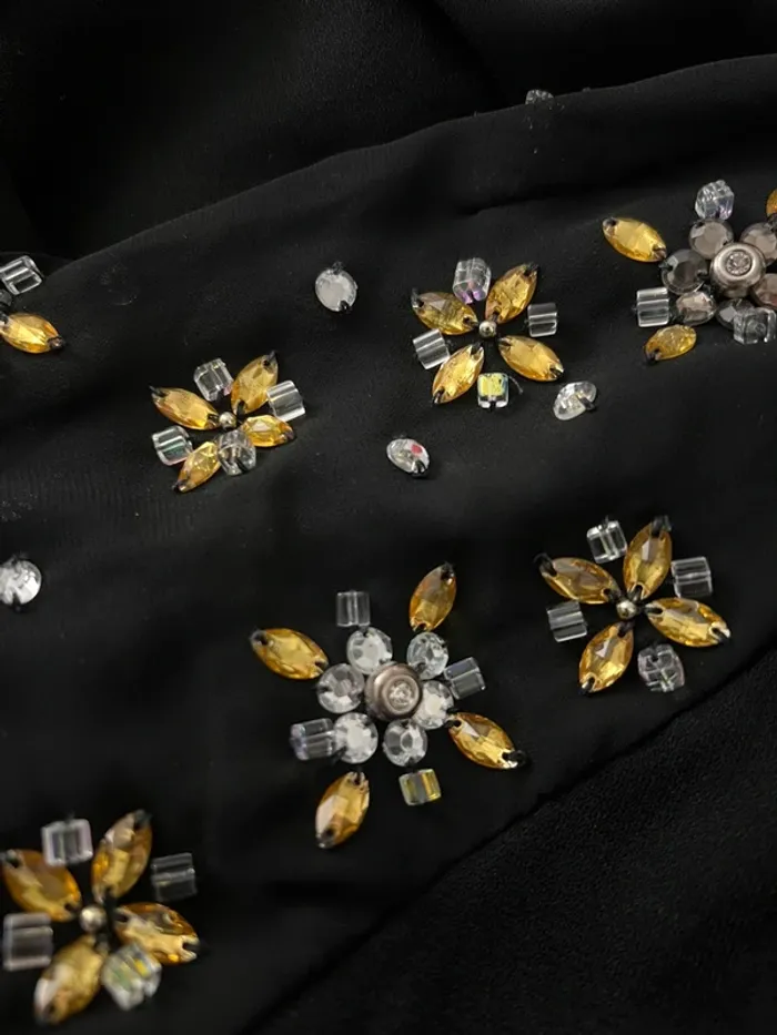 Robe noire détails strass blanc et jaune et voile H&M - photo numéro 11