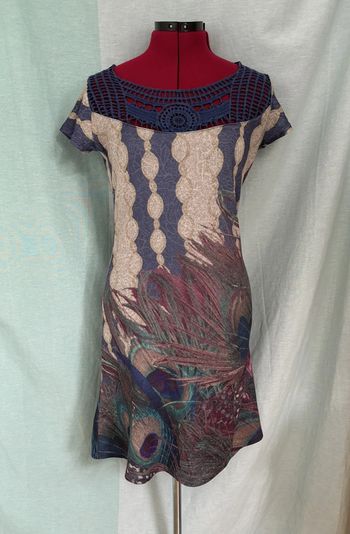 Robe Smash imprimé plumes de paon avec décolleté en crochet