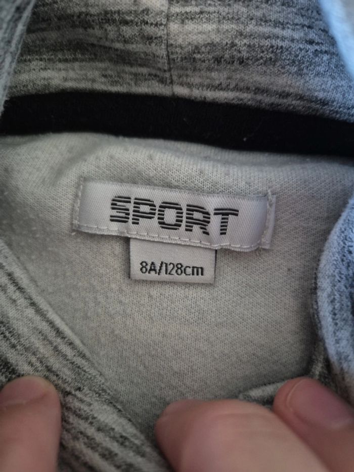 Pull a capuche 8 ans - photo numéro 3