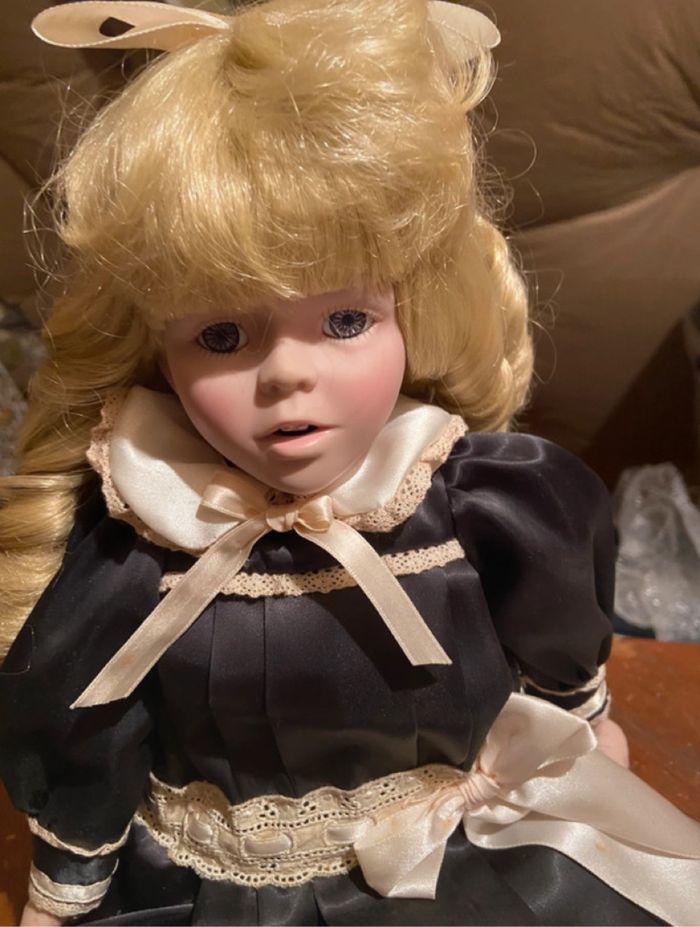 Poupée de collection en porcelaine Claudine de Mundia - photo numéro 2