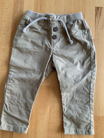 Pantalon beige, tape-à-l’œil 18 mois