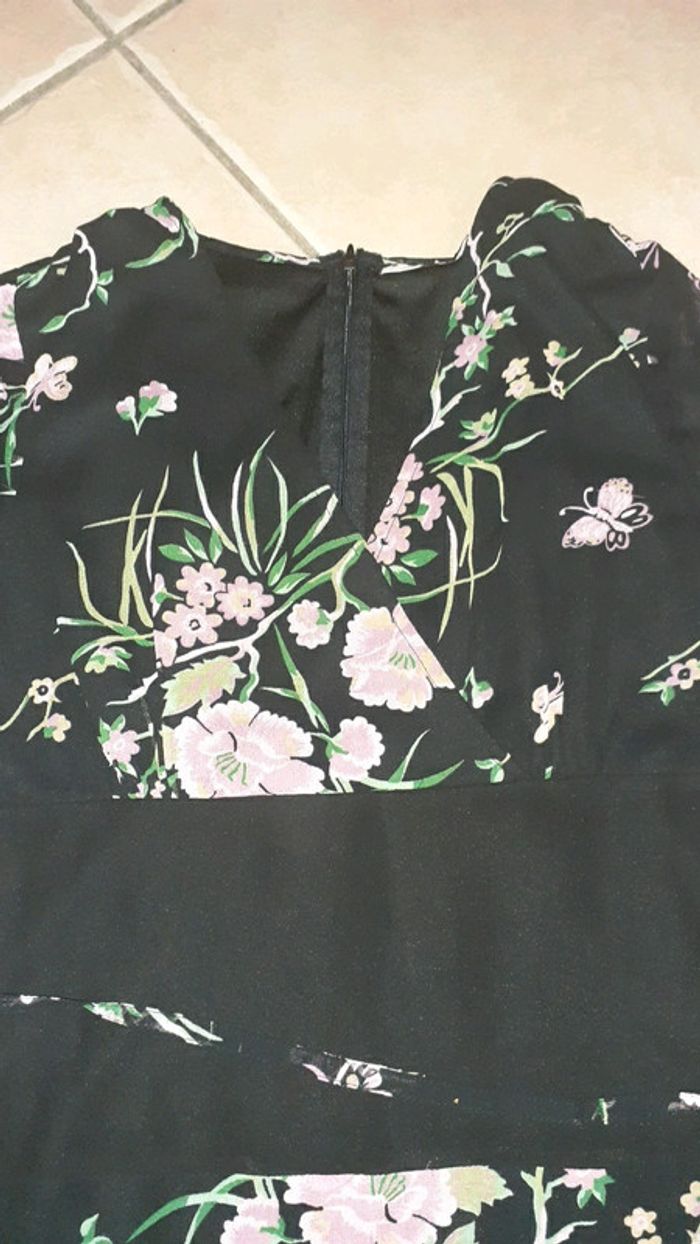 Robe fleuri av joli décolleté - photo numéro 3