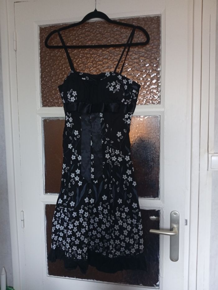 Robe noire florale – Noir & blanc – Taille M – Bretelles réglables