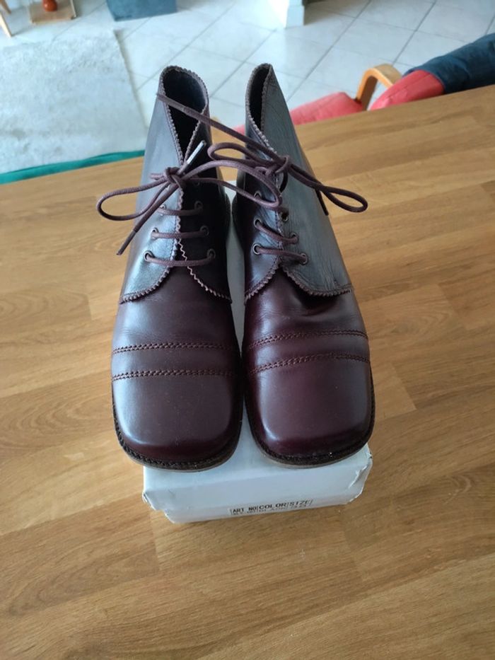 Chaussures montantes a lacets tout en cuir couleur bordeaux en très bon état pointure 37 - photo numéro 2