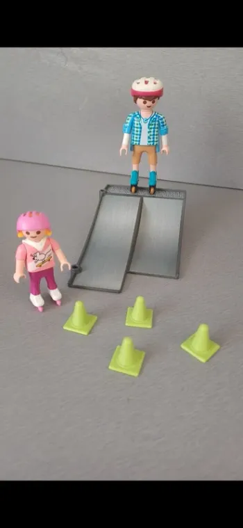 Personnages avec rollers et rampe playmobil