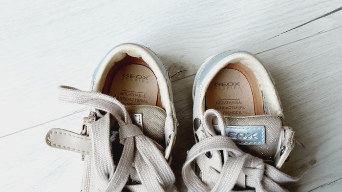 Chaussures Géox type baskets beige à fermeture avec brillants pointure 25 Neuves - photo numéro 4