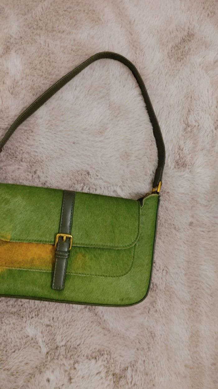 Sac baguette en cuir crin de cheval couleur vert et jaune porter épaule - photo numéro 11