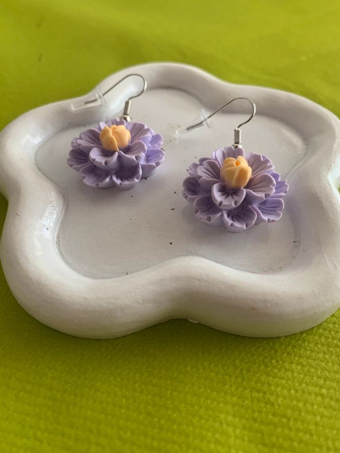 Boucles d’oreilles fleur violette en résine - photo numéro 5