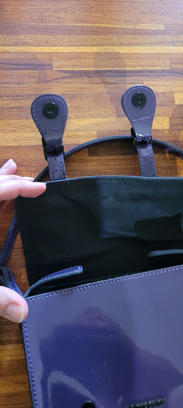 Petit sac sacoche Dr Martens cuir vernis violet - photo numéro 2