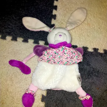Doudou et compagnie marionnette Lapin Cerise blanc rose fleurs