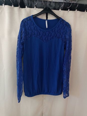 Tee shirt manches en dentelle blanche porte