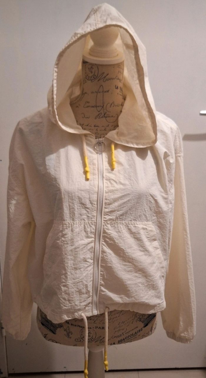 Blouson écru court zippé avec une capuche taille 38