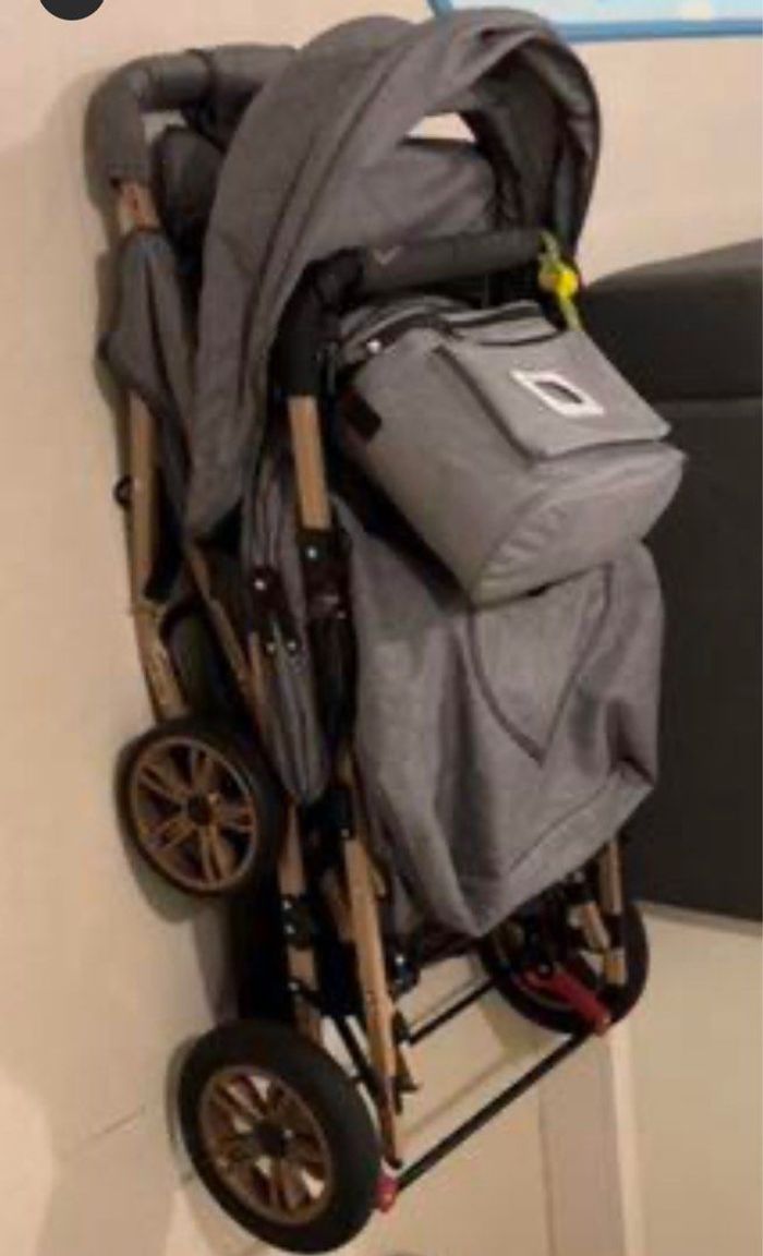 Voiture double, mais le grand enfant peut l'utiliser - photo numéro 3