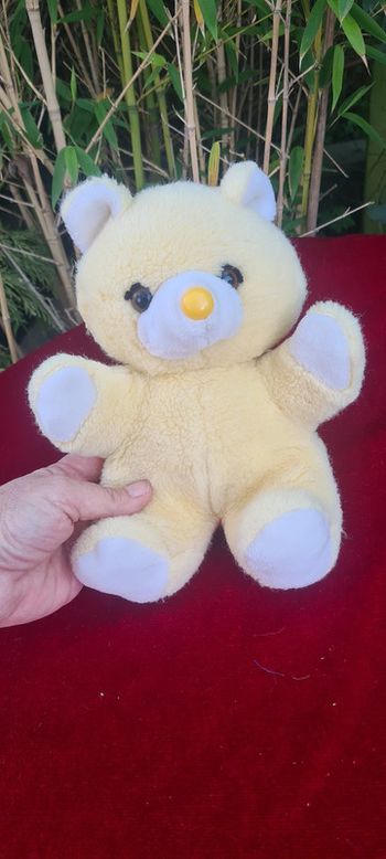 Petit ourson jaune et blanc nez légèrement orangé yeux noir