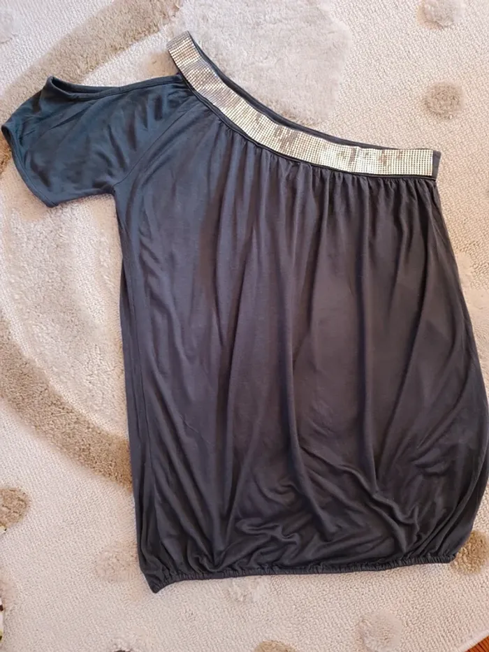 Top asymétrique avec col metal taille L