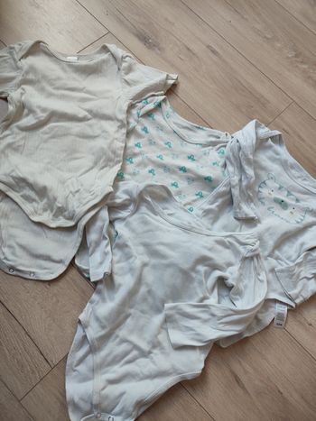 Lot bodies 24 mois