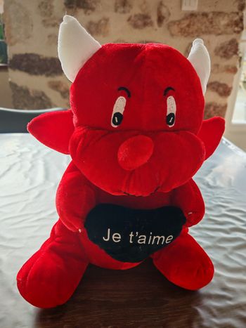 Peluche démon avec cœur 