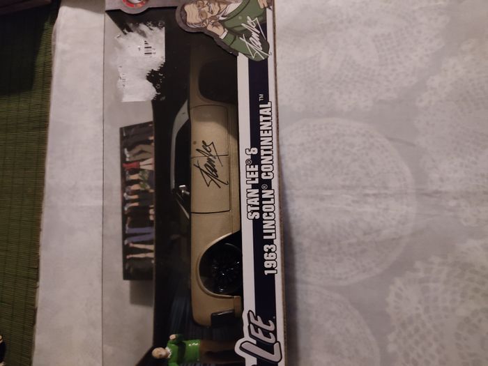 Réplique de Voiture 1963 Lincoln Continental & Stan Lee figure Stan Lee