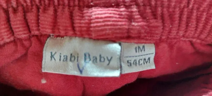 Adorable short en velours rouge, Kiabi, en très bon état, taille 1 mois - photo numéro 3