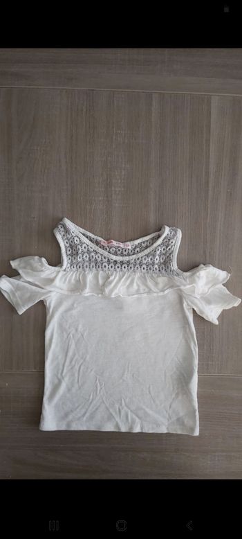 Haut blanc épaules dénudées