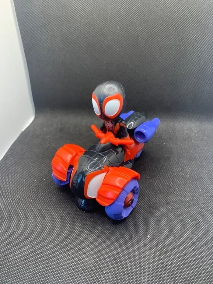 Véhicule et figurine spidey et ses amis