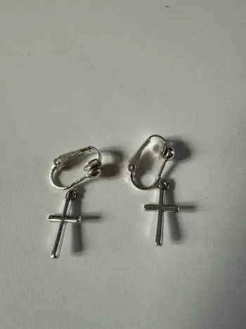 Boucle d’oreille croix sans perçage