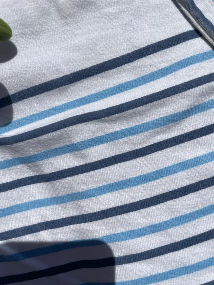 Petit pull blanc avec rayures bleu - 6 mois - photo numéro 2