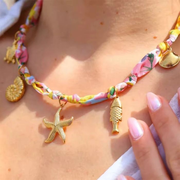 Collier fantaisie tissu multicolore avec breloques dorées étoile de mer et coquillages - photo numéro 2