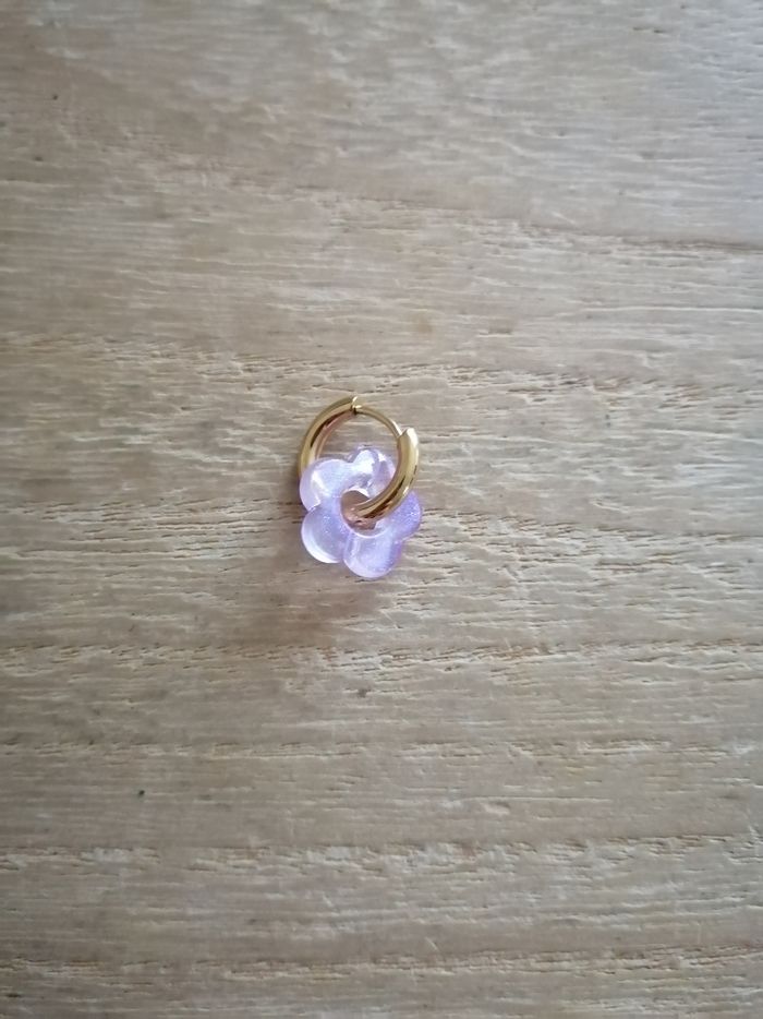 Boucles d'oreilles anneaux dorés en acier inoxydable avec petite fleur violette claire neuves - photo numéro 3