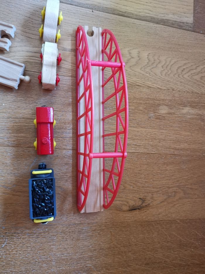 Train en bois et accessoires - photo numéro 2