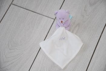 Peluche doudou ours violet baby'nat nabynat velours mouchoir brodé