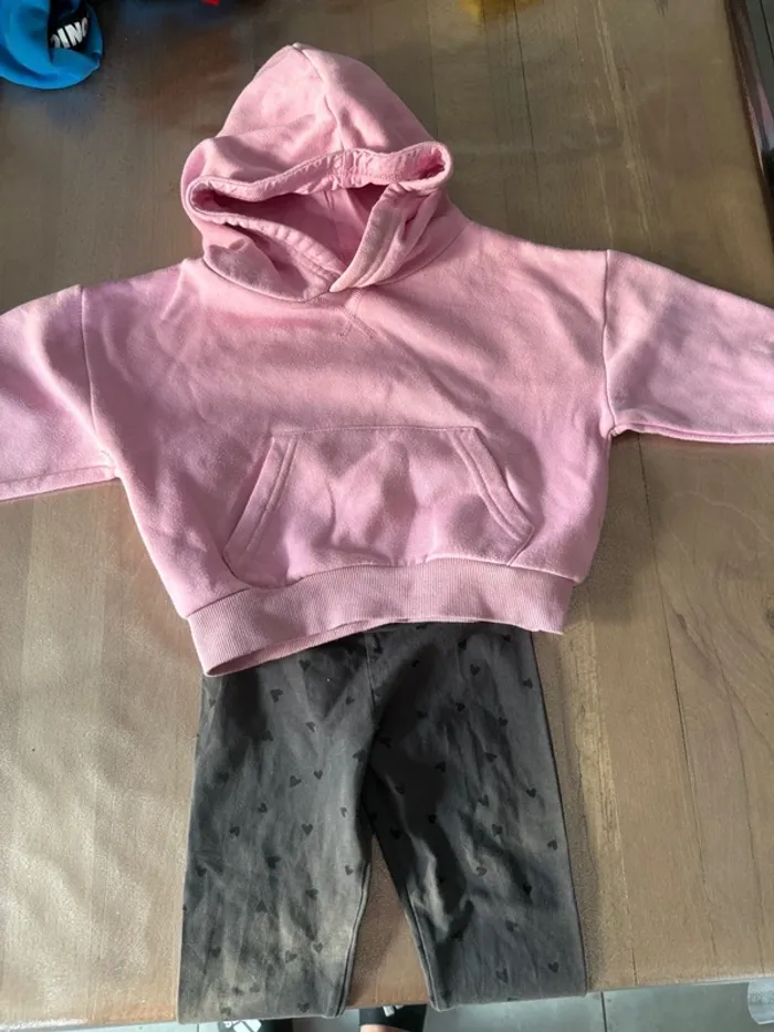 ensemble avec pull à capuche
