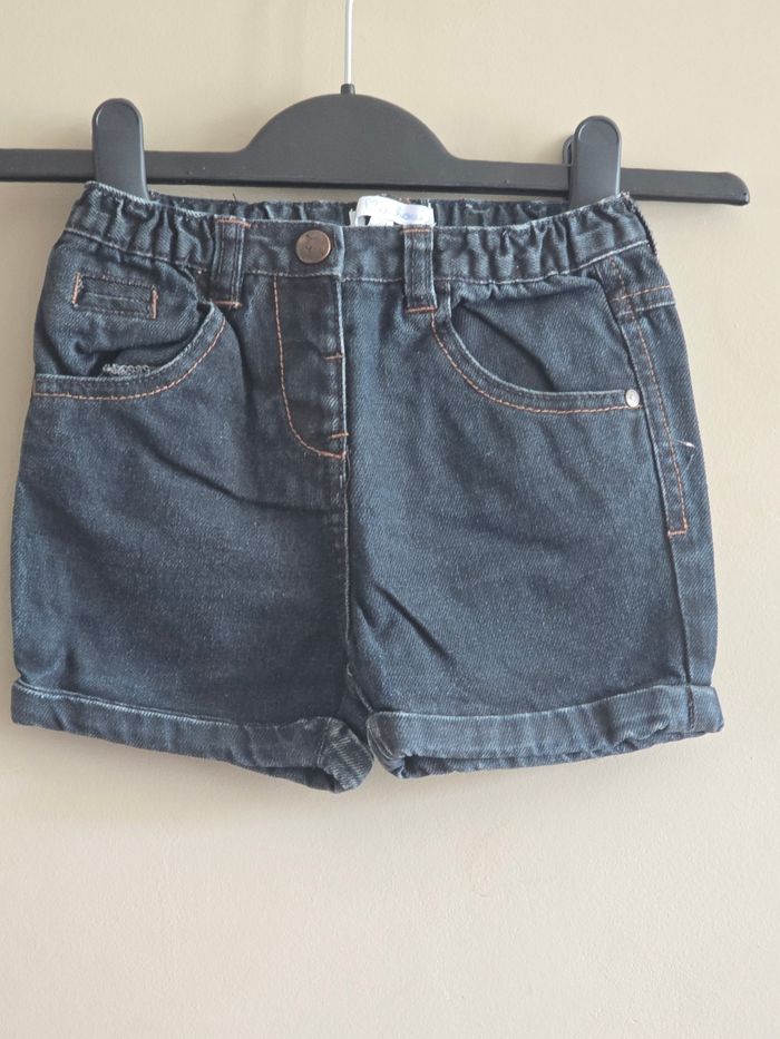 Short fille