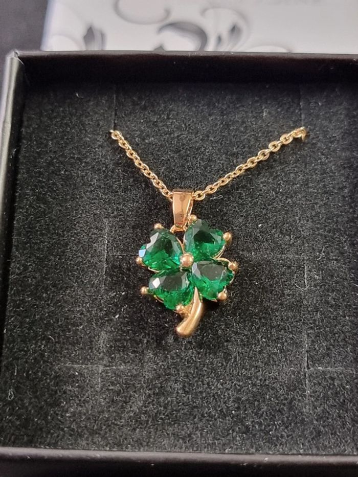 Crystalline Azuria Collier avec Pendentif Trèfle à Quatre Feuilles 18ct plaqué or avec cristaux - photo numéro 3