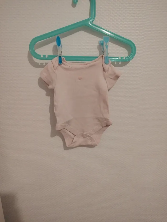 Lot de 3 bodies neuf taille 0-3mois