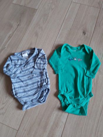 Lot de 2 bodies garçon 1 mois en très bon état (78)