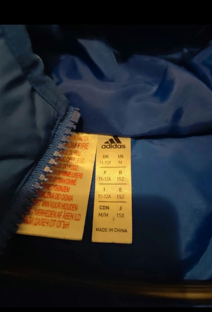 Doudoune Adidas enfant – Taille 11-12 ans – Très bon état (petite tache, voir photo) - photo numéro 4