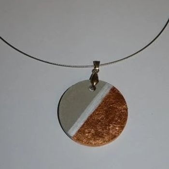 Collier avec pendentif en béton décor bronze