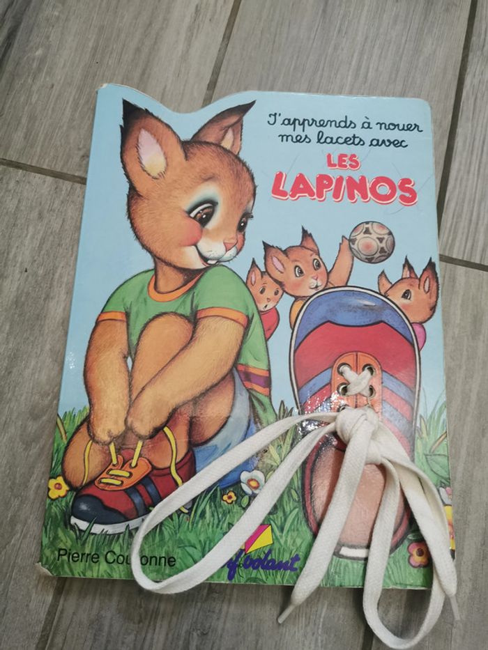 J'apprends à nouer mes lacets avec Les lapinos