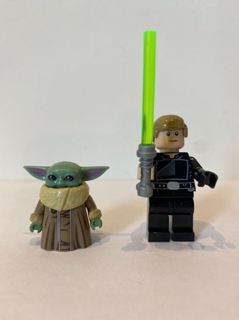 Figurine type lego Maître Yoda et Jedi Luke Skywalker. Star Wars
