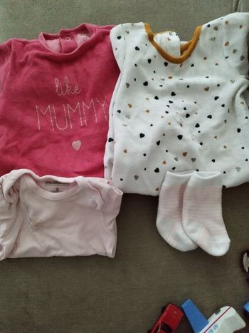 Pyjamas, body et chaussettes