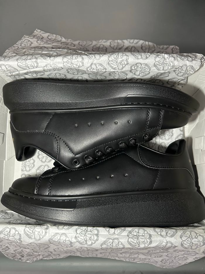Sneakers Alexander McQueen noires – taille 43, boîte abîmée