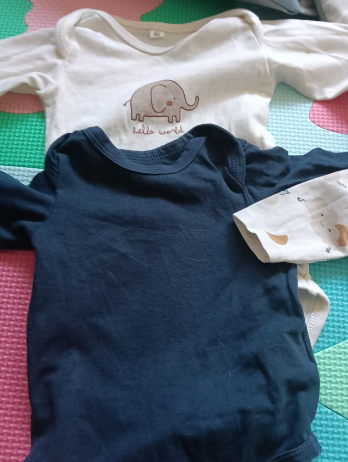 Lot bodies et pyjamas 3 mois - photo numéro 8