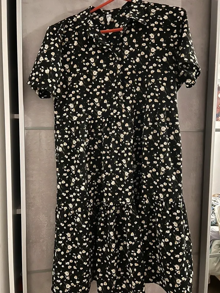 Robe noire fleurie