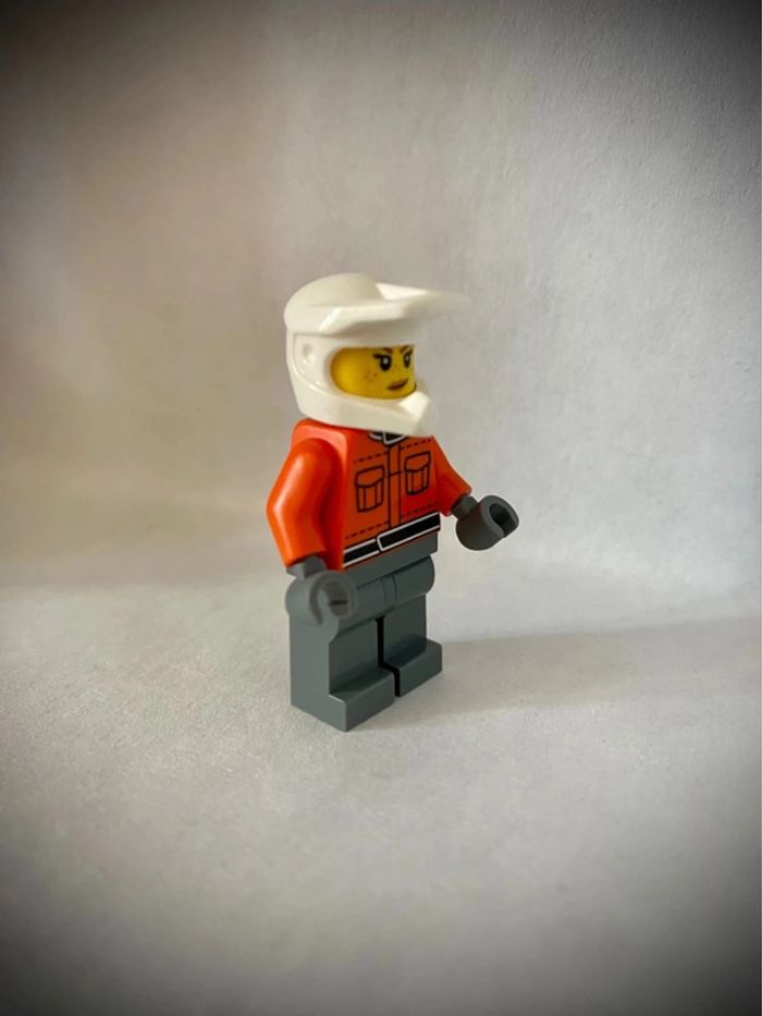 Minifigurine LEGO City - CTY1864 - Membre de l’équipe de Stand de Formule 1 - 2025 - Très bon état - photo numéro 4