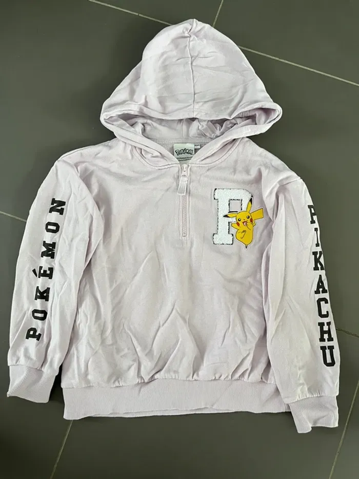 Sweat Pikachu 10 ans en très bon état peu porté