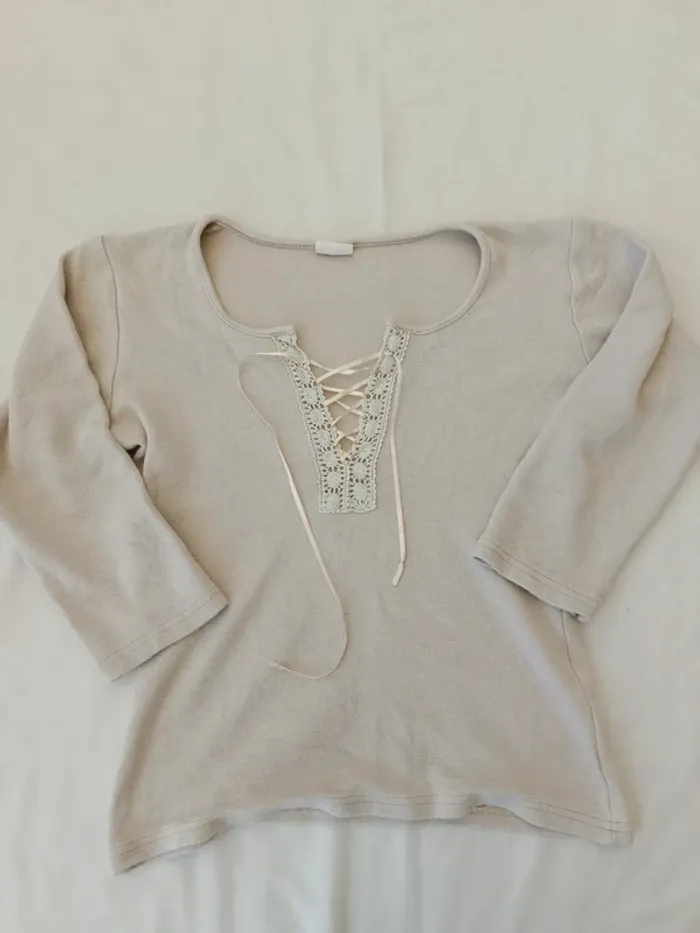 Joli top manches 3/4 décolleté lacé écru taille S - photo numéro 2