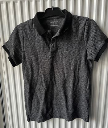 Polo gris avec des détails noir