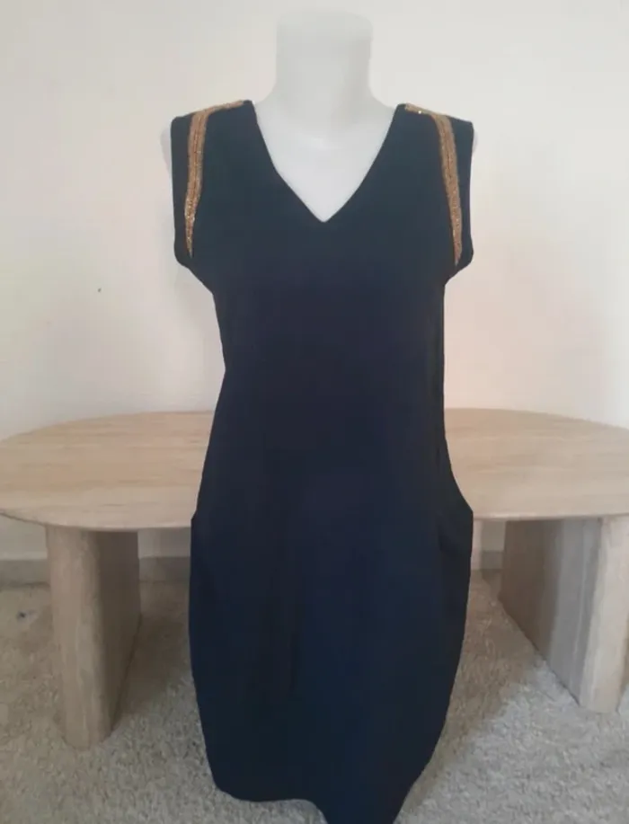 Robe kiabi sans manches épaules perles doré 💫